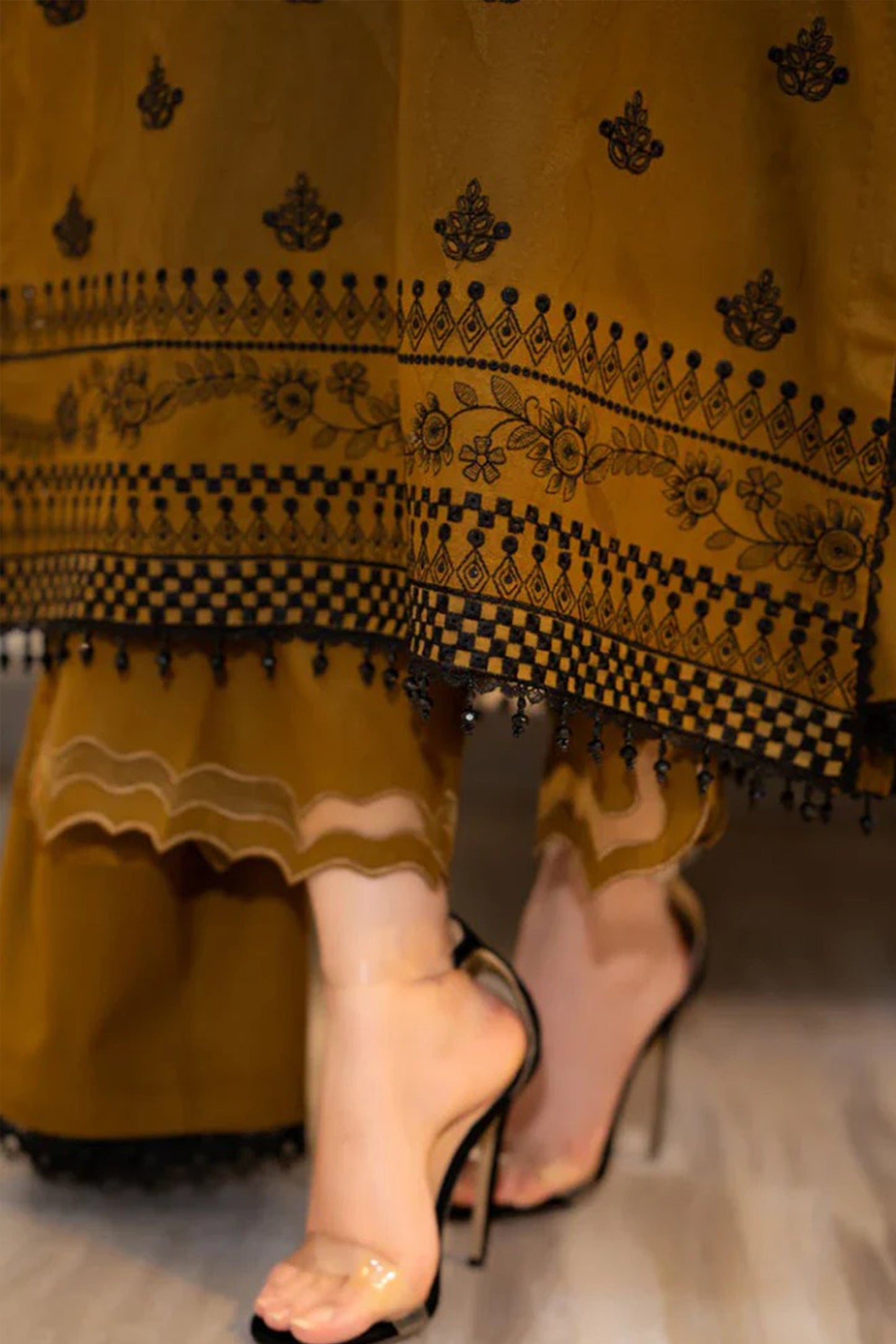 CF1110-WINTER LIBAAS  3-Pc Embroidered Dhanak Suit with Heavy Embroidered Dhanak Shawll