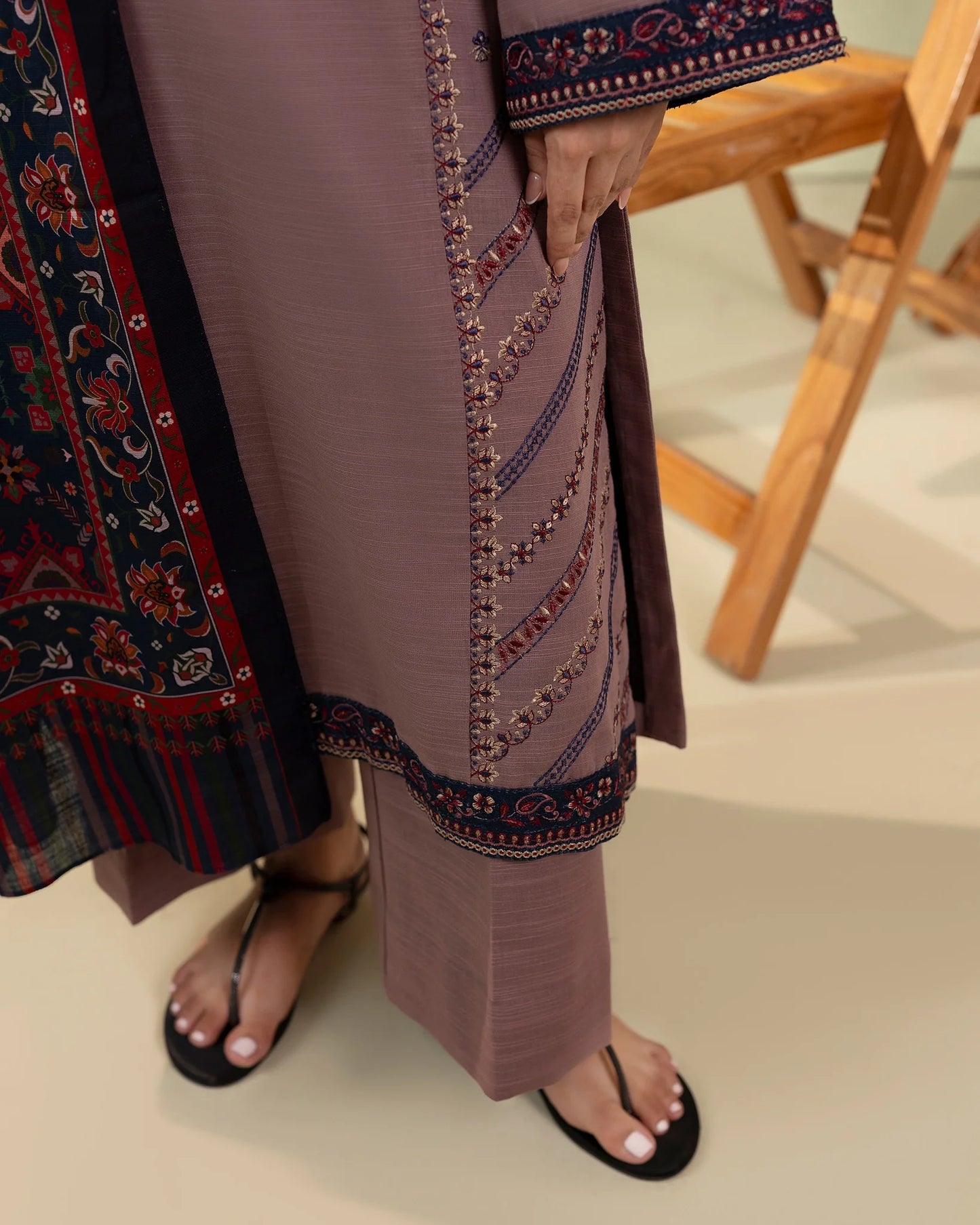 CF1261 izel - Winter 3PC Dhanak Embroidered Suit